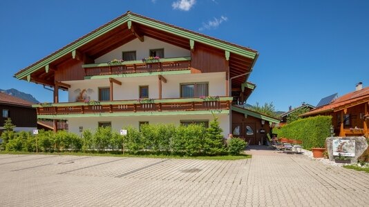 Bild-1  Hotel Garni, Aparthotel Chiemgaufuchs - garni, Inzell
