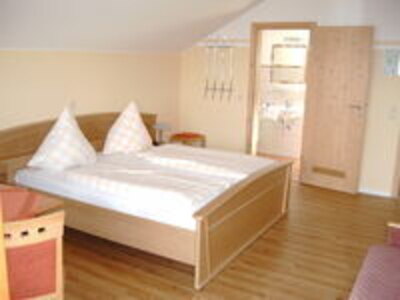 Bild-DZ Du/Wc,Sofa,Balkon Ferienwohnung, Gästehaus Seeblick, Gstadt - Gollenshausen
